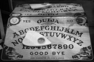 Planche de Ouija en bois avec planchette utilisée pour contacter les esprits, photo de James Frid