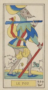 Carte du Mat (Le Fou), Tarot d’Oswald Wirth, costume polychrome, chat blanc, bâton, baluchon, crocodile, BNF
