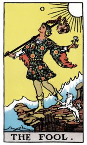 Carte The Fool (Le Mat) du Tarot Rider-Waite-Smith, costume fleuri, falaise, chien blanc, soleil