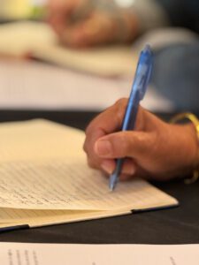 Élève réalisant un exercice d’écriture inspirée pendant une formation en médiumnité