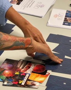 Élèves en formation Petit Lenormand en présentiel apprenant la cartomancie professionnelle avec l'oracle divinatoire Lenormand "Le Singulier"